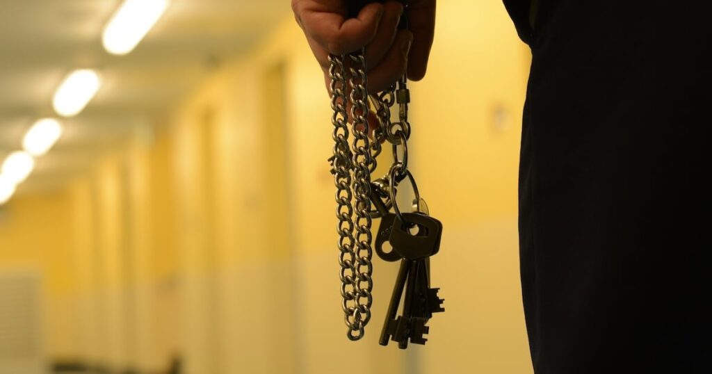 マウントジョイが1,000人の囚人に到達した容量で、今またはそれ以上のすべての安全な刑務所