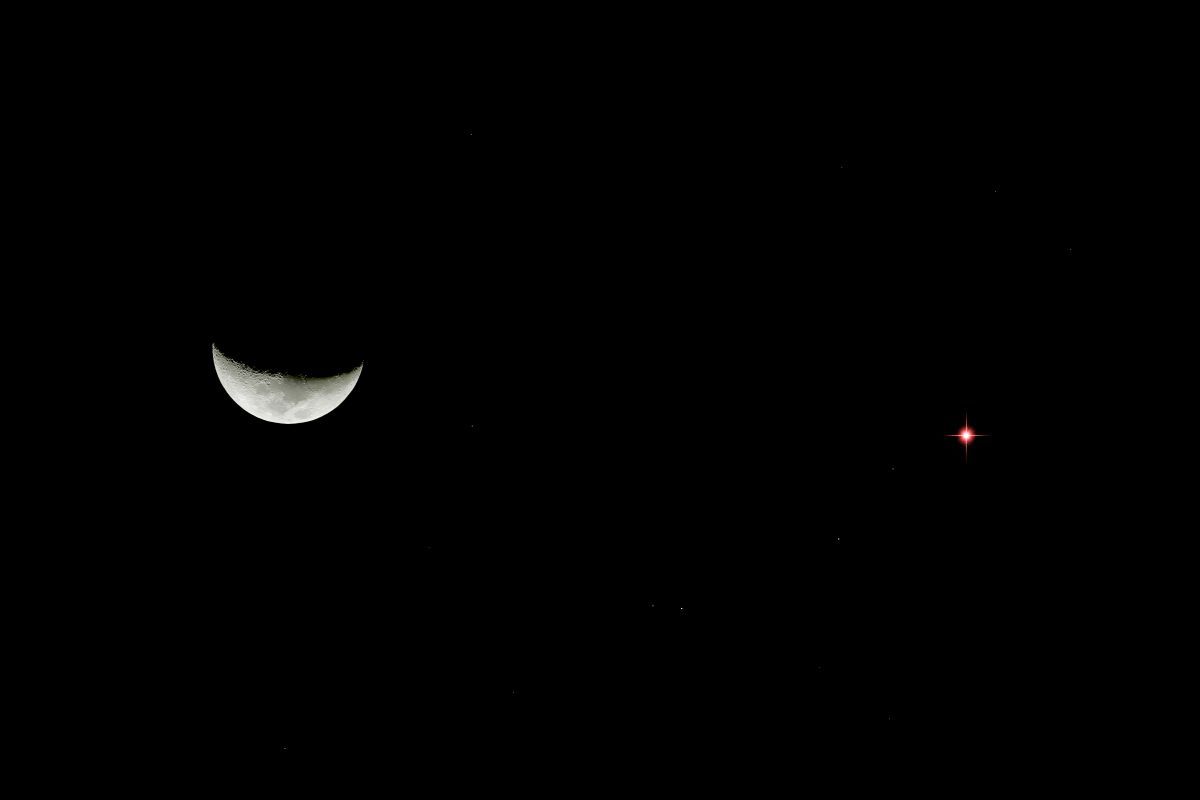 仏セーヌエマルヌ県で2021年3月19日に撮影された月と火星（Christophe Lehenaff/Getty Images）