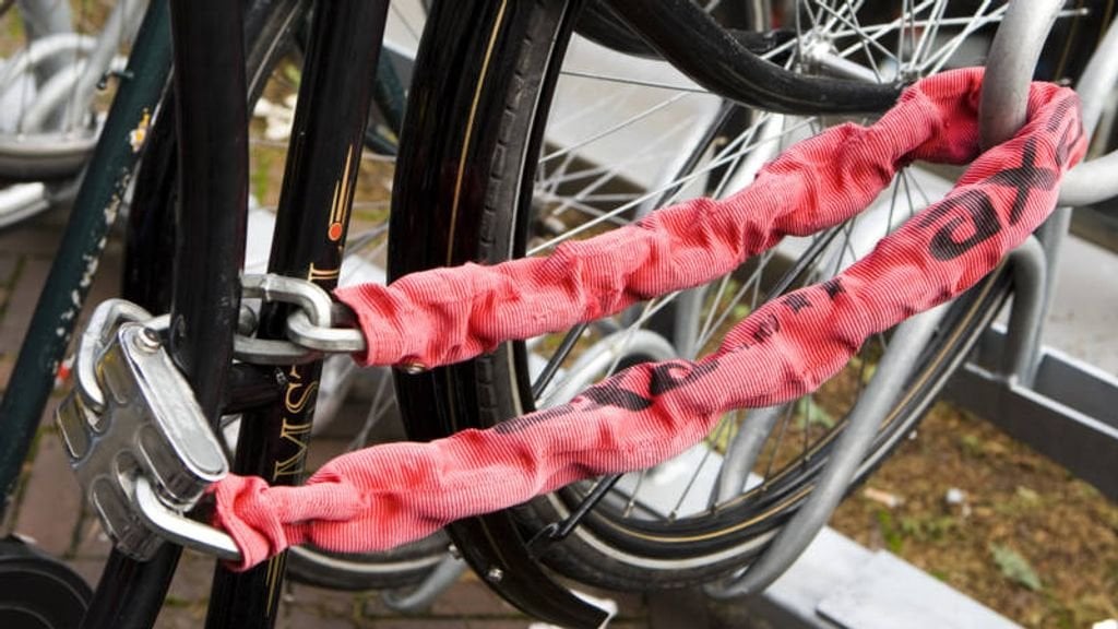 自転車の泥棒アーネムは剣で警察官によって重傷を負った