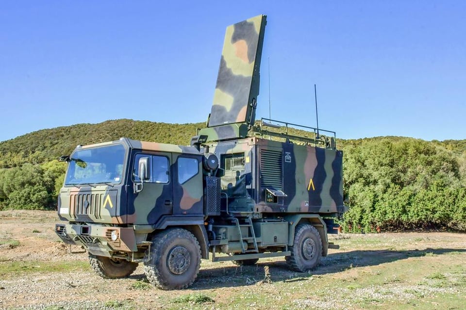 大砲と一緒に、5つのArtillerilocalization Radar Arthur（「Artillery Hunting Radar」）システムを送信します。今、それはpangedされるべきです！