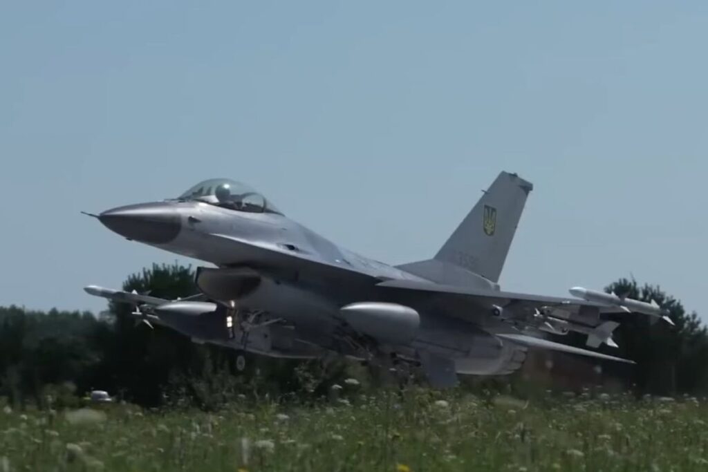 ウクライナのF-16は、精密誘導爆弾で地上ストライクを開始します