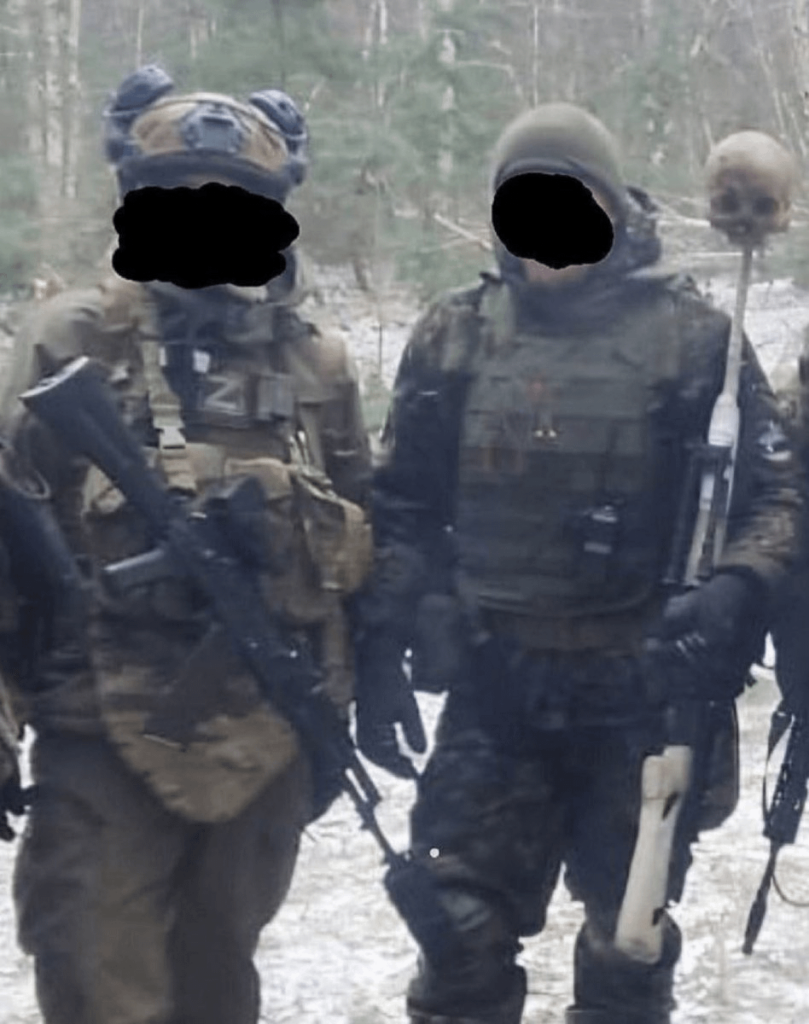 別のロシア戦争犯罪：子供のスカルとポーズをとる