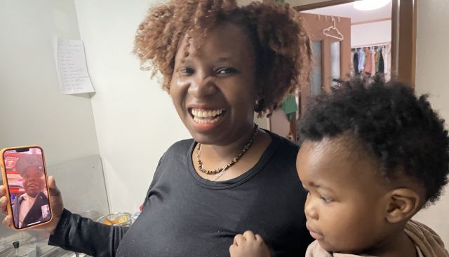 アメリカで働くパートナーと息子アーク君、家族はビデオ通話でつながっている