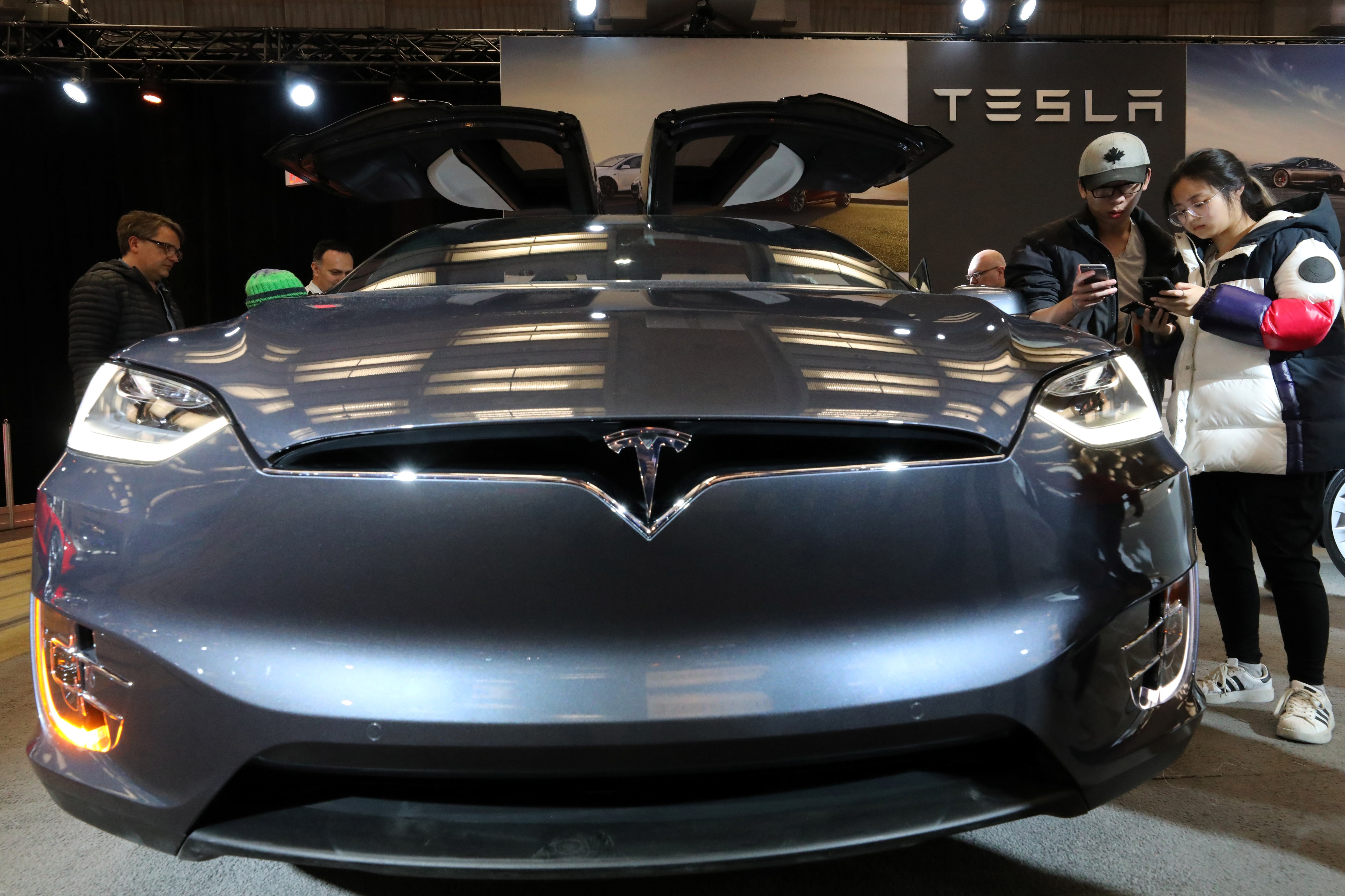 カナダがテスラ車を補助金対象から除外、トランプ関税理由に 