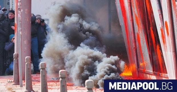 裁判所は、4人の再生反政府勢力を拘留した