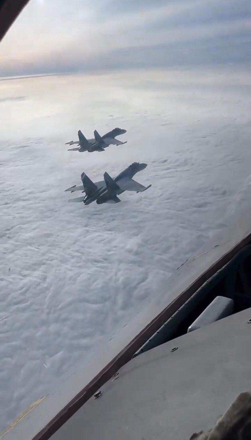 ウクライナ空軍の3つのSukhoi Su -27 'Flanker' Multirole Fighter Jets  - フォーメーション、831st Tactical Aviation Brigadeから -