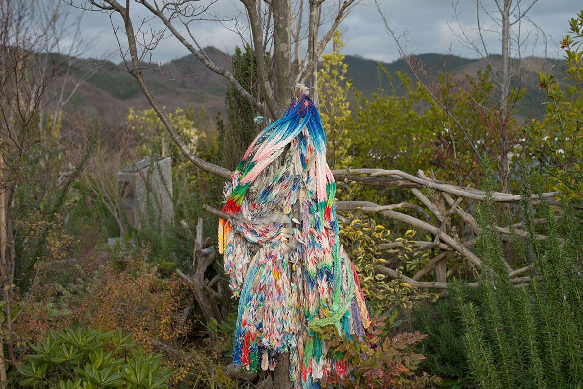 展覧会の写真より。「幸運と願いの成就を祈る千羽鶴　女川 2015年」