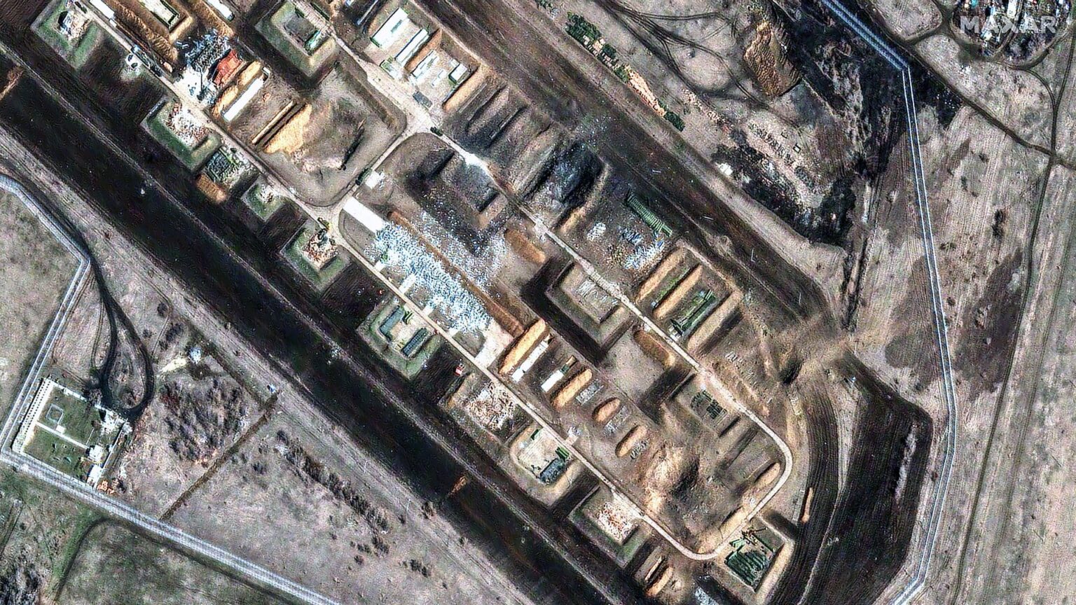 ロシアの爆撃機ベースは、ウクライナのドローン攻撃の弾薬地域に大きな損害を与えました。ウクライナから300マイルのエンゲルス空軍基地への攻撃は、街中に衝撃波を送り、そびえ立つ黒い雲の頭上を送りました。