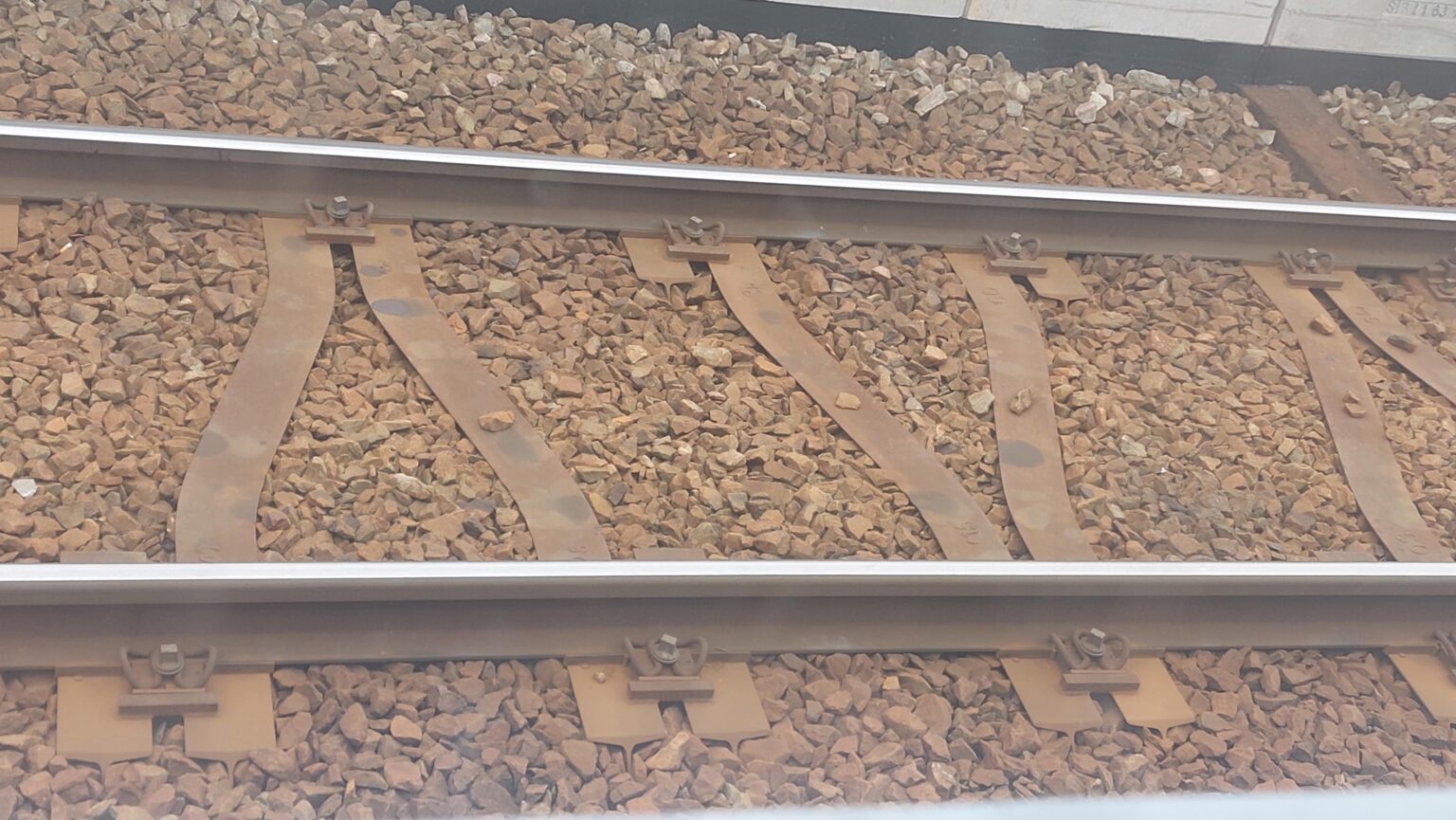 私はこの列車のトラックのデザインを見て、このユニークなデザインの目的は何なのか疑問に思っていましたか？
