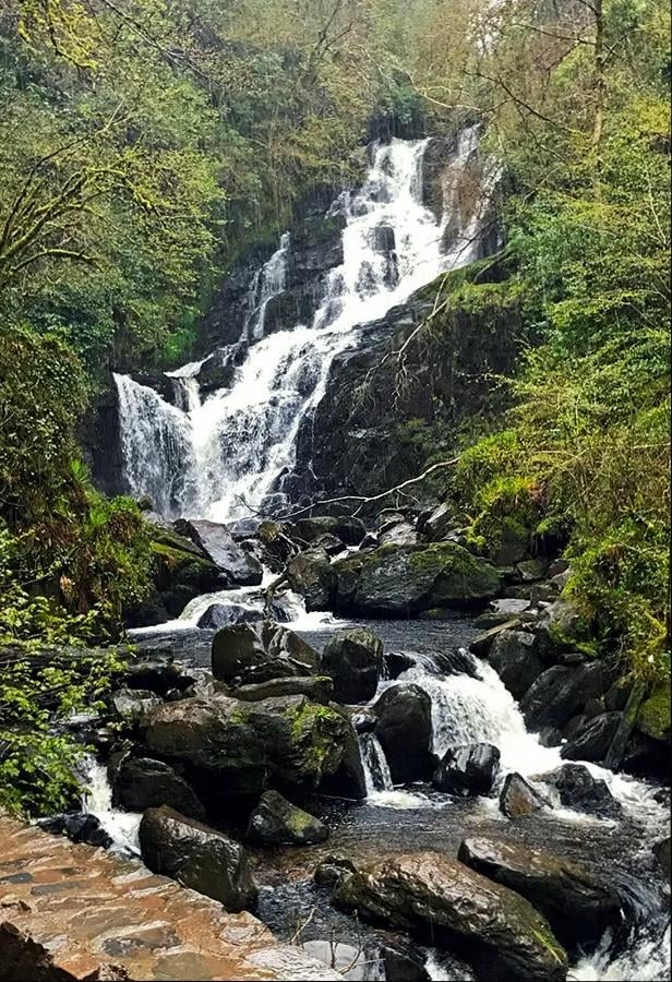 キラーニー国立公園のTorc Waterfall。