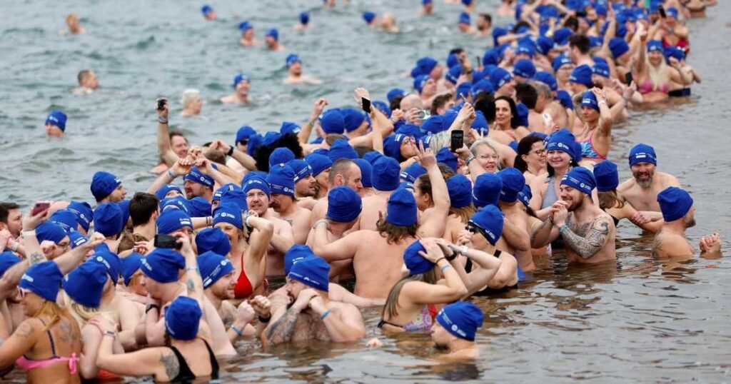 男女2461人、一斉に冷たい湖に チェコでギネス記録更新