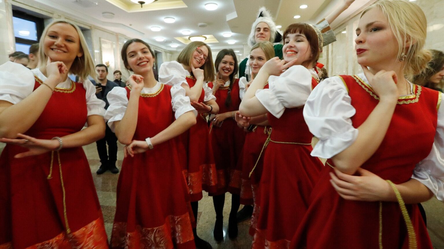 ロシアは、戦争に引き起こされた人口統計上の危機の中で赤ちゃんを産むために950ポンドを女子高生に提供しています