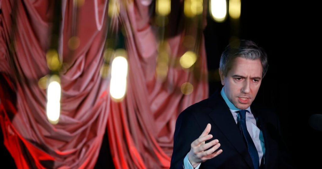 サイモン・ハリスは、有毒な男らしさの驚くべき上昇の中で、子供のためのスマートフォンを遅らせるよう親に促します