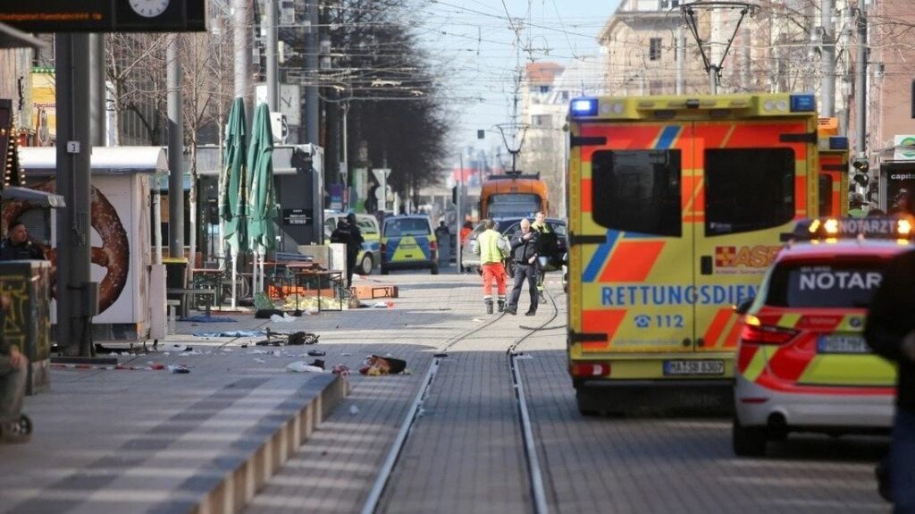 群衆に車突っ込み２人死亡、１１人負傷 独マンハイム