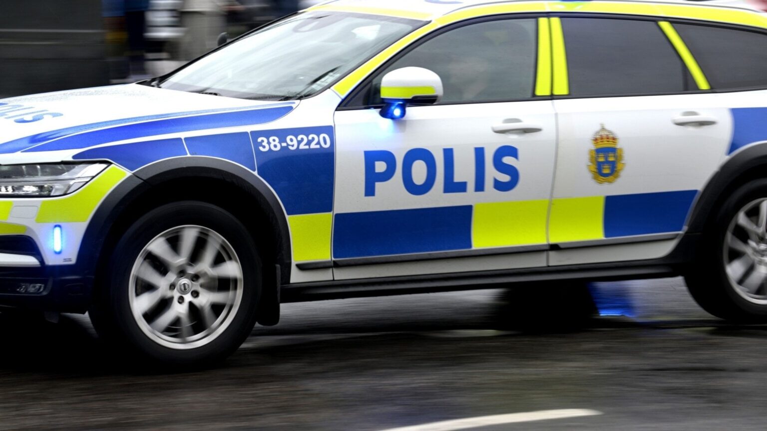 警察はサイレンなしで交通を運転した - 不注意で起訴された-P4スカラボルグ|スウェーデンのラジオ