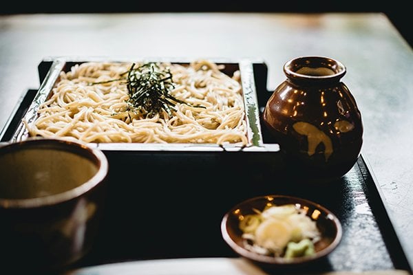 若い頃に蕎麦屋で酒を飲むという行為を教えてくれたのは、かなり年上の男性でまずは板わさやだし巻き卵だとかを頼んで日本酒を飲み、最後は蕎麦で〆るというのが、その店のド渋い老舗感も相まって、すごい大人っぽい……というか、オジさんっぽいと思いつつも、蒲鉾は家で出てくるのとはまるで別物のようにもっちりしていて味が濃く、だし巻き卵もふわふわで出汁が利いている。〆のお蕎麦もクオリティが高くって悪くないと思った記憶があり、以来、「蕎麦屋で飲む」という選択肢ができた。