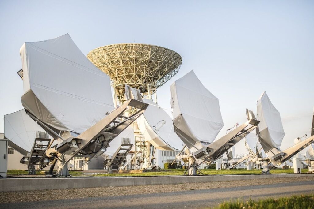 Eutelsatは、米国が引き戻すにつれてウクライナのStarlinkを追い出そうとしています。フランスの衛星オペレーターEutelsat Communications SAは、ウクライナのElon MuskのStarlinkに代わる欧州連合との協議は、米国がそこでのコミットメントから引き戻すと激化していると述べました。