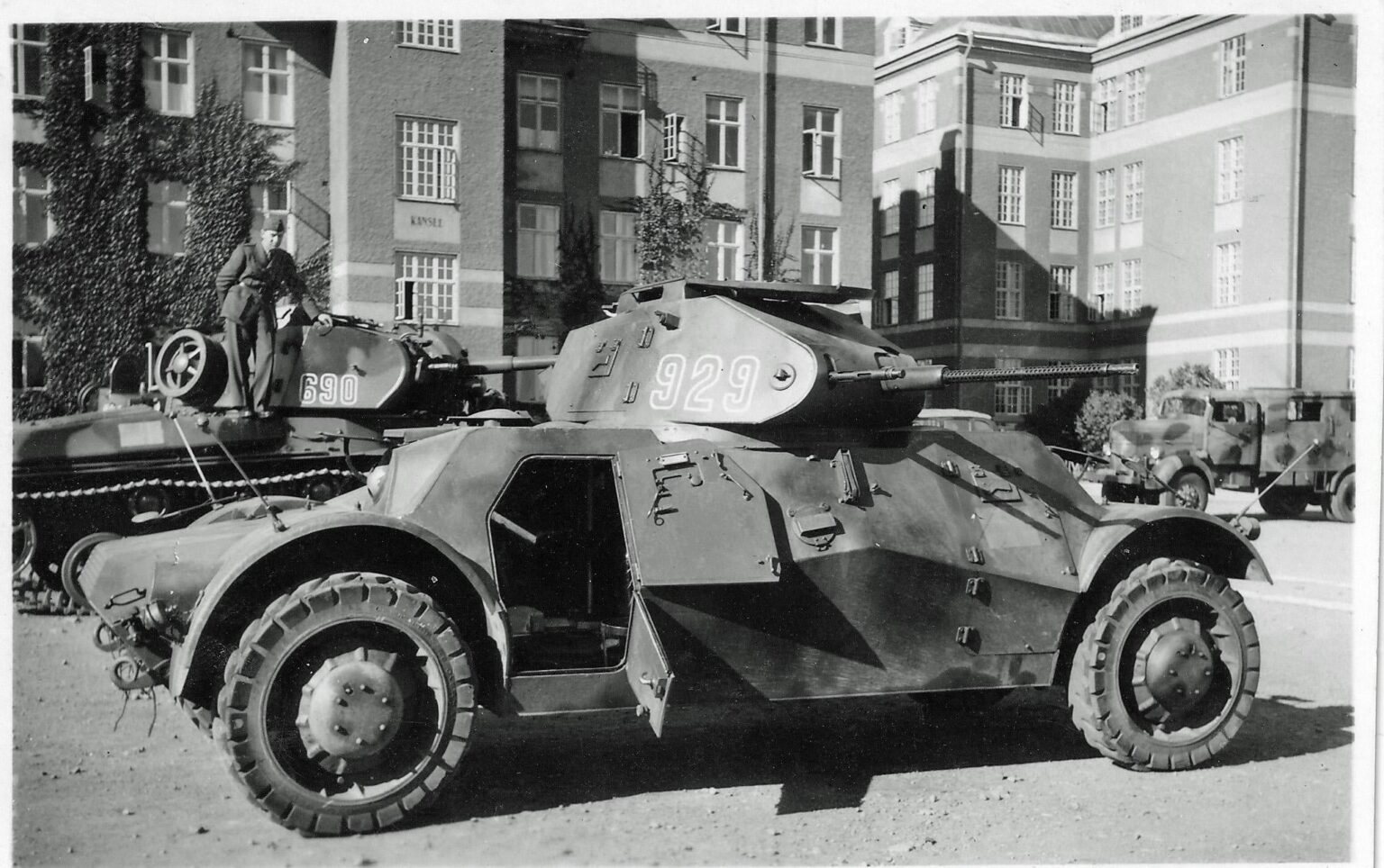 SkövdeのP4KaserngårdのバックグラウンドにSTRV M/42を備えた装甲車M/40