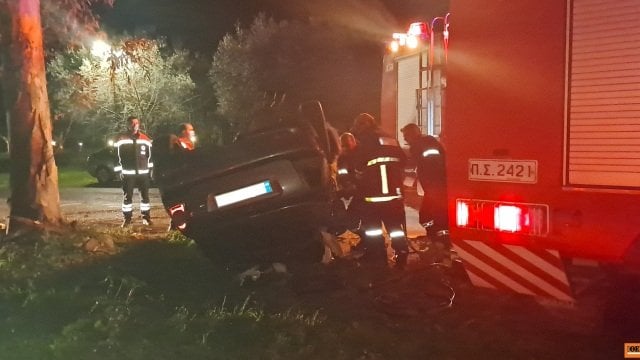 スパルタでの悲劇：自動車事故で死亡した3人の学生 - 彼らの車は木にぶつかり、転覆しました