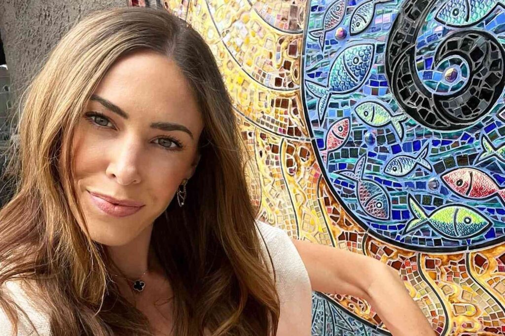 カナダのアメリカのパイ女優は氷に拘束され、米国国境でビザを申請した後、「鎖に包まれた」と言われています