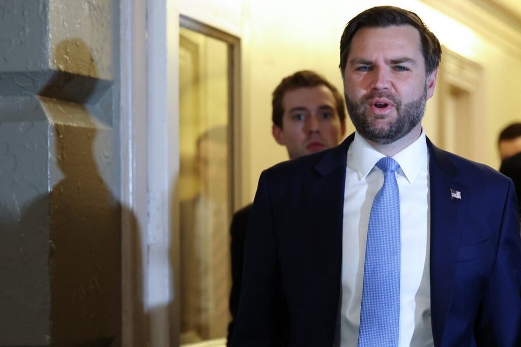 JDヴァンスは、彼を「プーチンの有用な馬鹿」と呼んだいとこに応答します