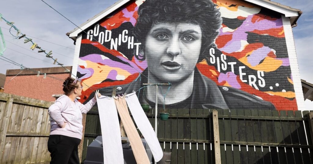 Nell McCaffertyはThe Bogsideに属していました。DerryMuralは、故ジャーナリストと運動家を記念しています。