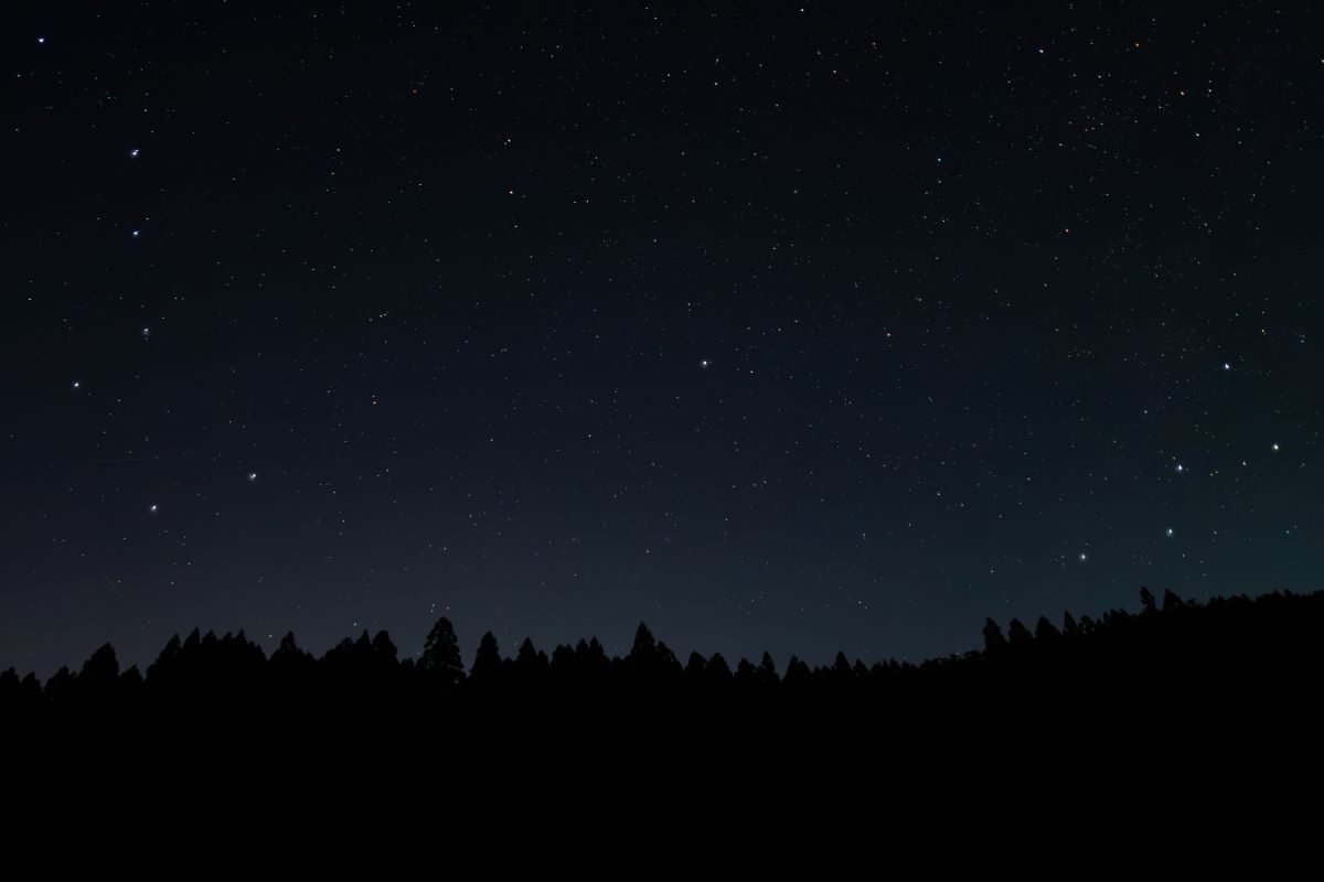 カシオペヤ座と北極星、北斗七星（Shutterstock.com）