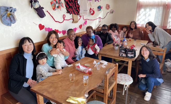 アーク君の1歳の誕生日には、日本やアフリカのママ友が集まってお祝いした