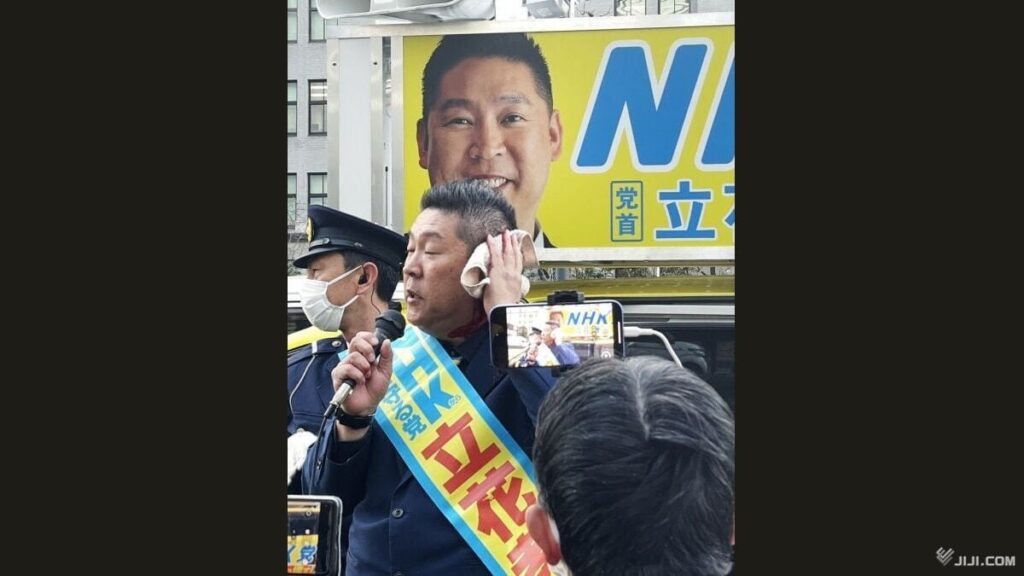 N党立花が財務省前で選挙演説中に鉈を持った男に襲撃され負傷