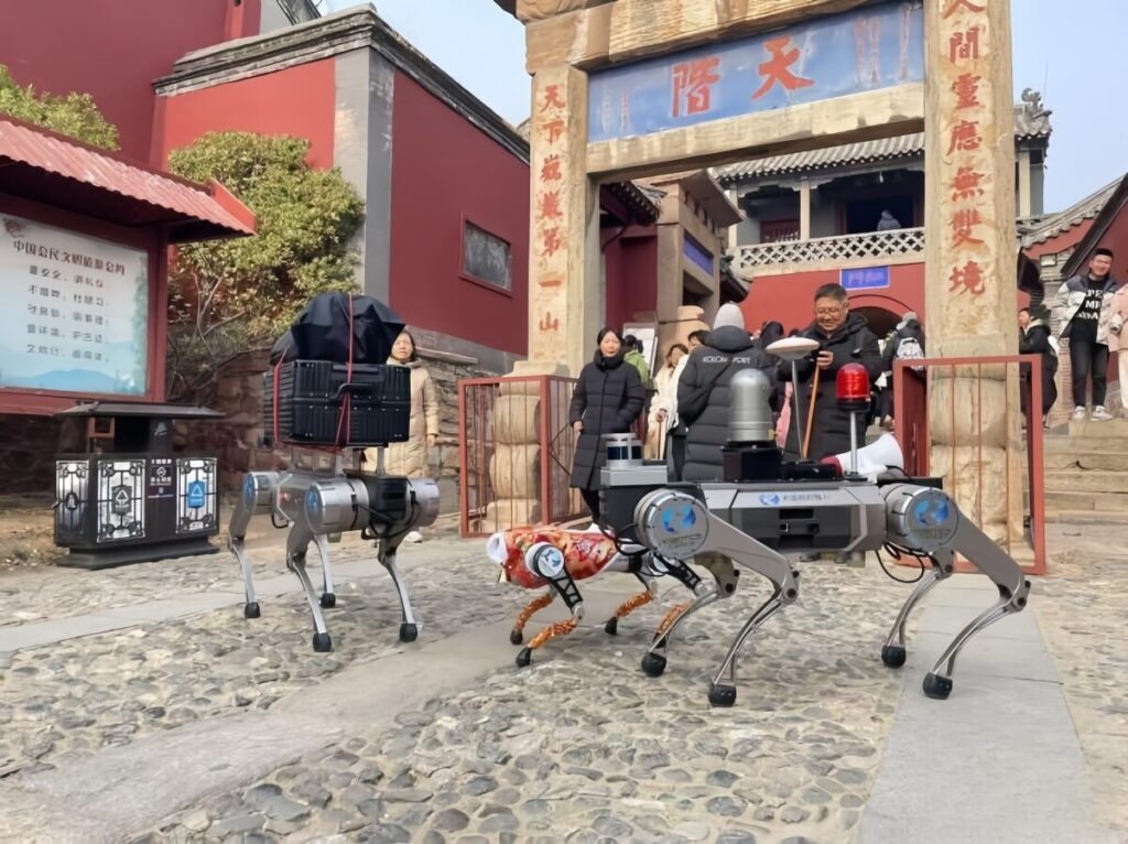 中国の景勝地で外骨格アシストスーツや犬型ロボットが活躍
