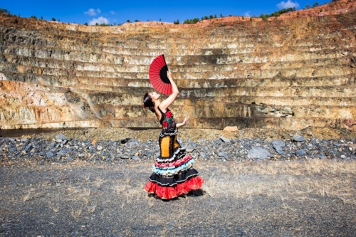 スペインのセビリアを訪れるなら、一歩踏み出して、フラメンコを初心者クラスで学ぼう。これもスペインを思い切り楽しむ10の方法のひとつだ。（PHOTOGRAPH BY AITOR LARA, NAT GEO IMAGE COLLECTION）