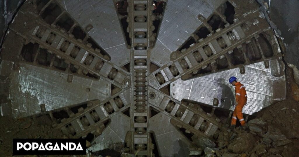 メトロの4行目の間違った地点で150メートルのトンネルを開きました