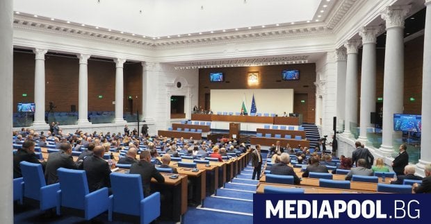 彼が米国で試されたことを明らかにした後、剣議員が辞任しました - 彼はクレジットカードをスキャンしました。