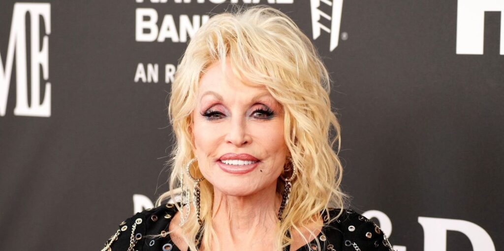 ドリー・パートンは夫のカール・ディーンの死後、甘いメッセージを共有しました：「私はいつもあなたを愛しています」