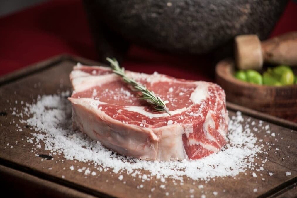 止まらぬ牛肉高騰、全米で記録的水準に接近中...今後、トランプ関税が追い打ちに？