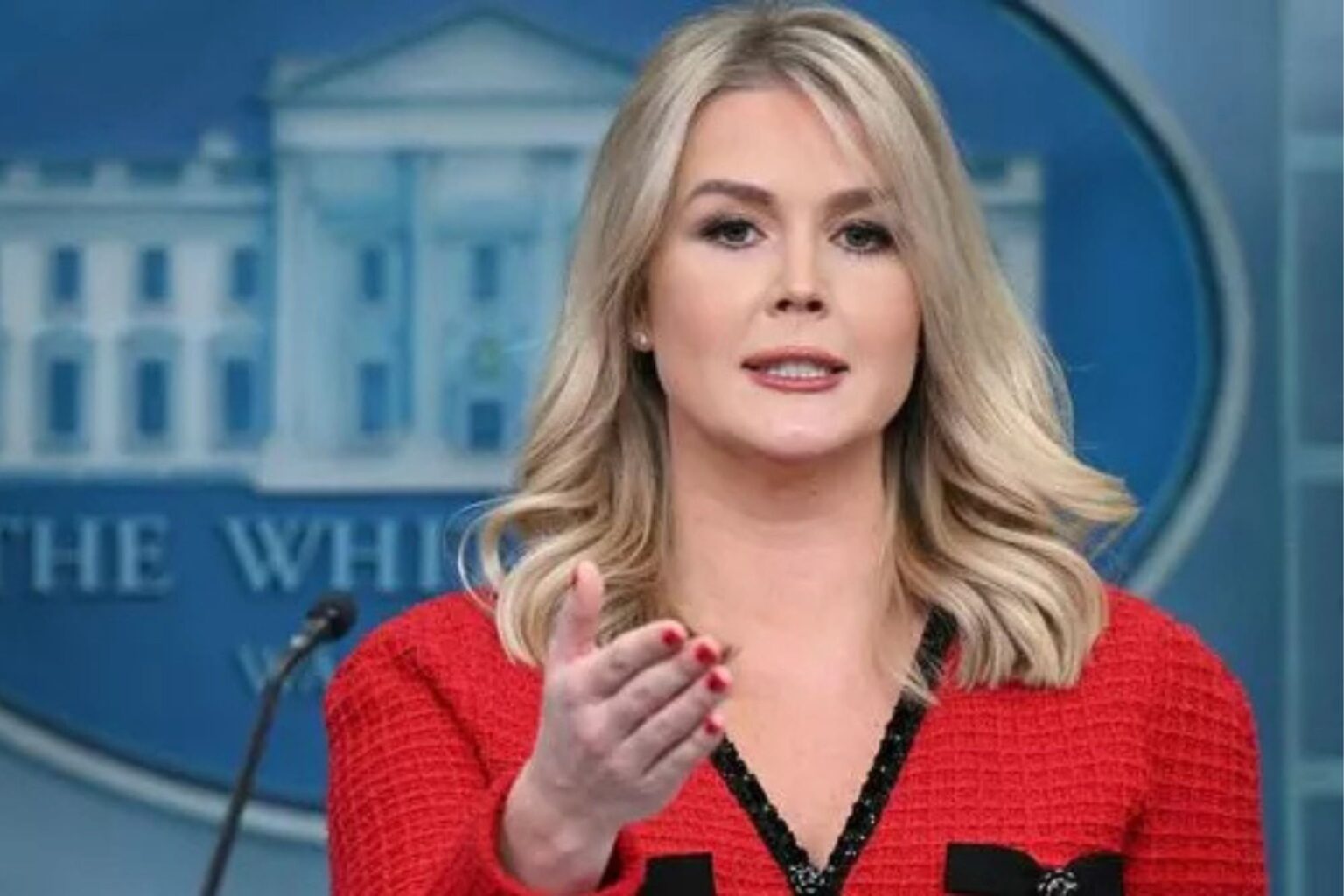 ホワイトハウスは、トランプの命令をブロックした裁判官がオバマの任命者であると誤って主張した後、ライブテレビで事実を確認した