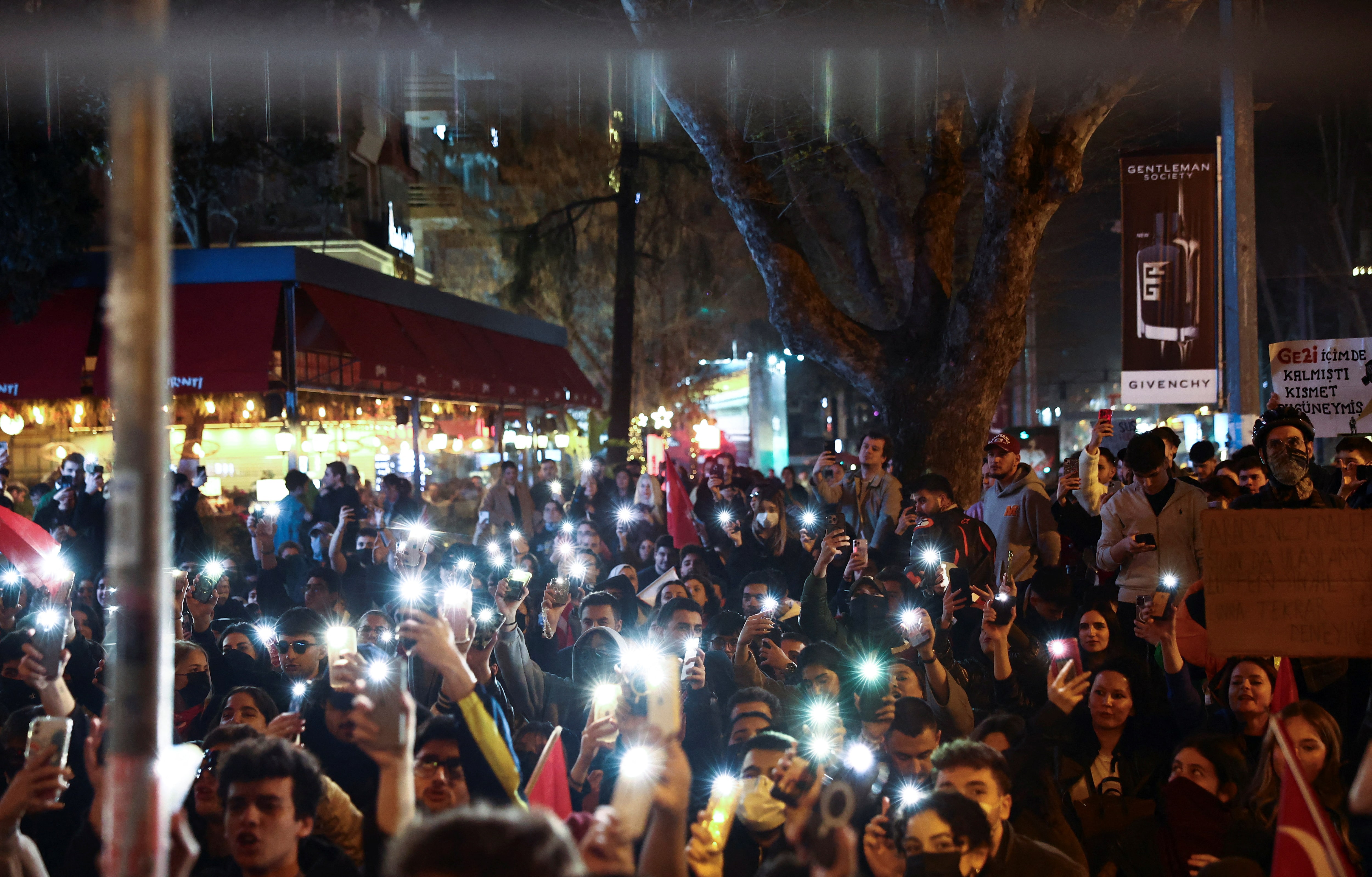 トルコ、抗議デモ取材のＢＢＣ記者に国外退去処分　4局に罰金も