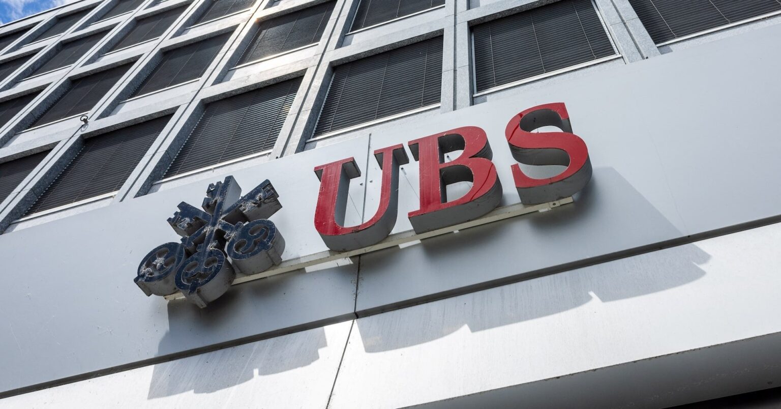 UBSは、年次報告書から多様性のターゲットを削除し、実力主義を強調しています