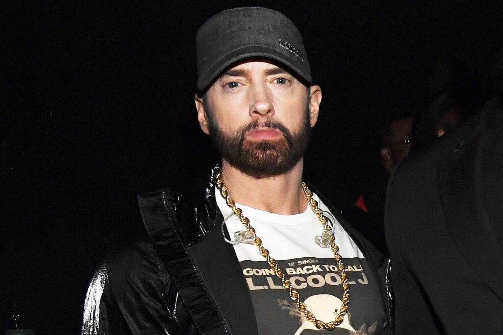 Eminem Repは、元従業員が未発表の音楽の漏れで起訴された後、まれな声明を発表します。