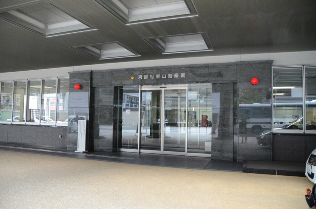 初めて入った床屋で女性が、店主から手指をなめられる