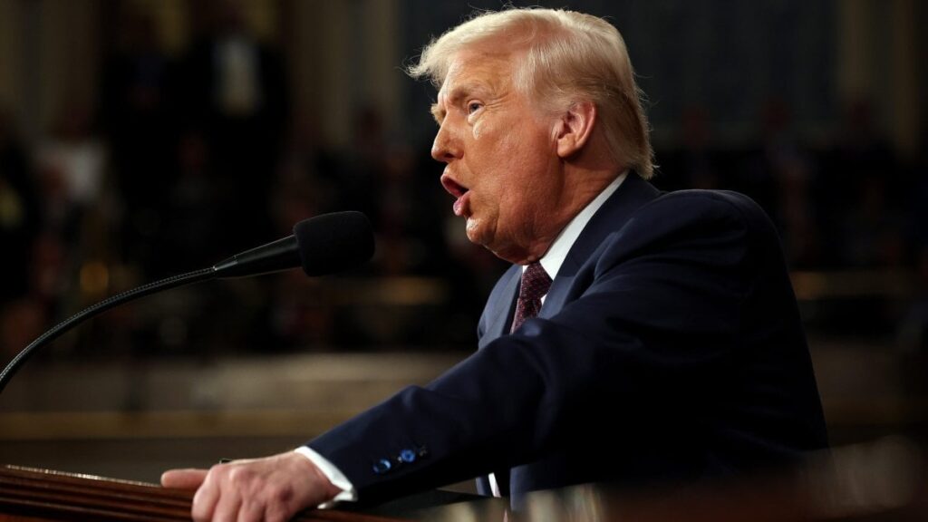 教育部門の閉鎖監督の大統領令に署名するトランプ