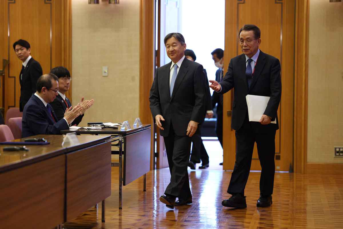 水と災害に関する国際シンポジウムの会場に到着された天皇陛下＝5日午前、東京都港区