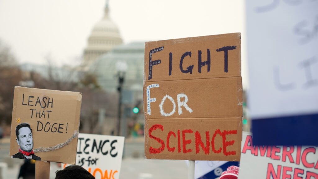 ディスカッションスレッド：科学者と議員は「科学のためのスタンドアップ」集会を開催します