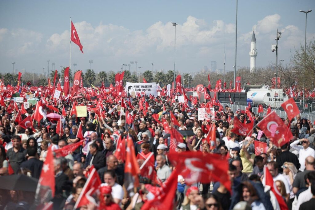民主主義を擁護するためにトルコで数十万人の抗議