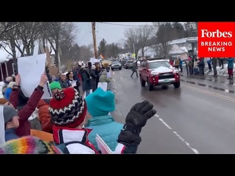 副大統領JDヴァンスが休暇をとっているバーモントスキーリゾートの近くで人々は抗議します