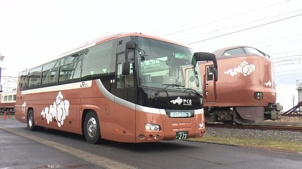 273系「やくも」デビュー1周年記念 “完コピ”ラッピングバス誕生 JR西日本とJRバス中国が特別コラボ