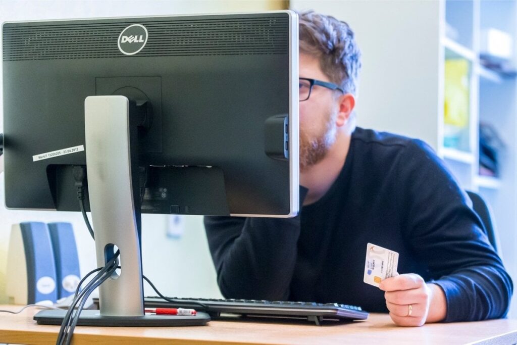 IDカードには、IDカードリーダーなしでデジタル署名を与えることができます