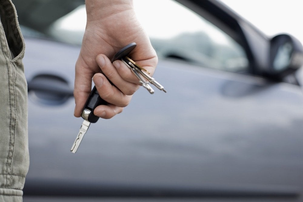 パレスチナ人は、彼にお金を借りていた第三者から車の鍵を取ることを認めています