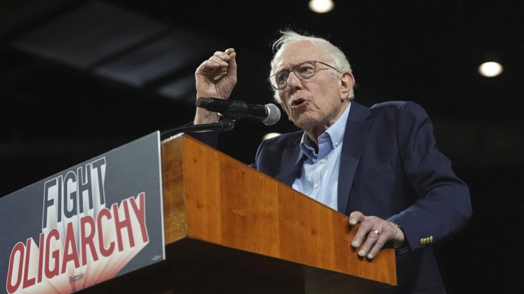 バーニー・サンダースは、民主党に「oligarchyと戦う」ように促しながら、記録的な群衆を描いています