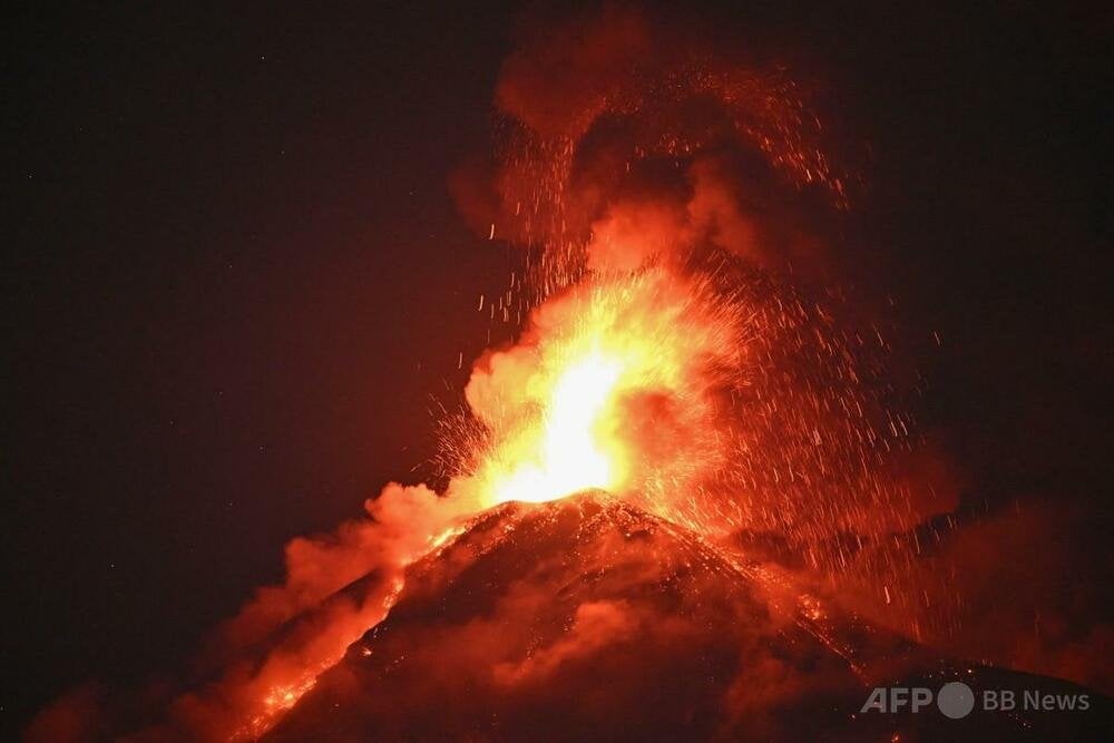 グアテマラで火山噴火、火砕流発生 住民1000人が避難